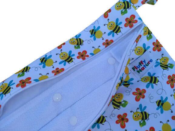 Fluffy Nature Wetbag Bees mit einknöpfbarem Wäschenetz - Windelposchi