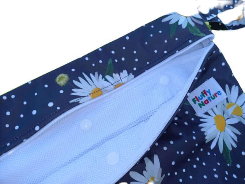 Fluffy Nature Wetbag Daisy mit einknöpfbarem Wäschenetz - Windelposchi