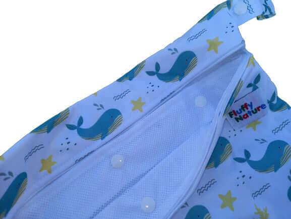 Fluffy Nature Wetbag Wale mit einknöpfbarem Wäschenetz - Windelposchi