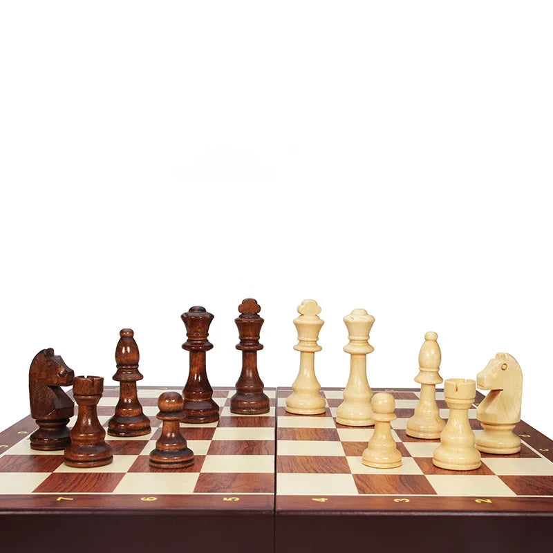Cavalier Massivholz Schachspiel – Klappbares Holzbrett mit Handgefertigten Figuren für Strategie & Stil