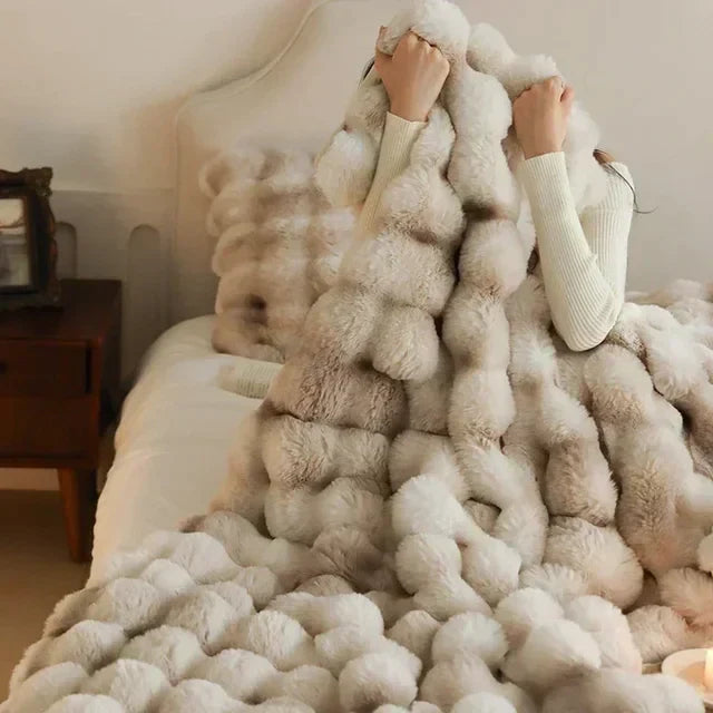 VeluLuxe – Tragbare Winter Kuscheldecke Kunstfell – Weich & stilvoll für Sofa & Reisen