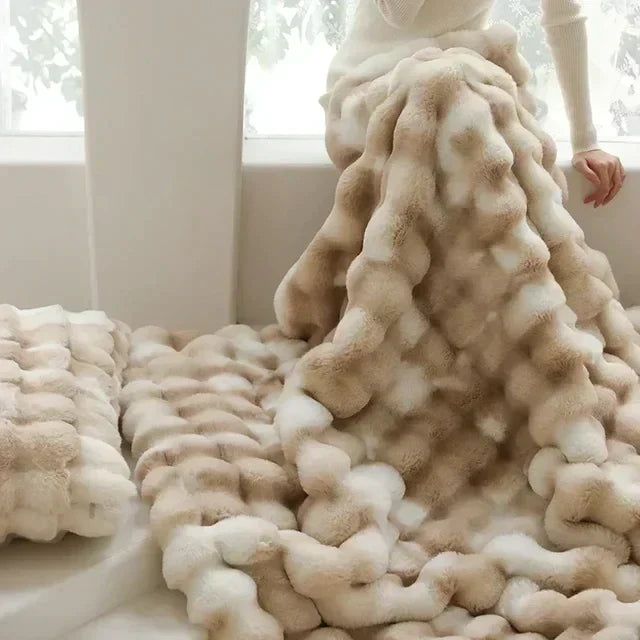 VeluLuxe – Tragbare Winter Kuscheldecke Kunstfell – Weich & stilvoll für Sofa & Reisen