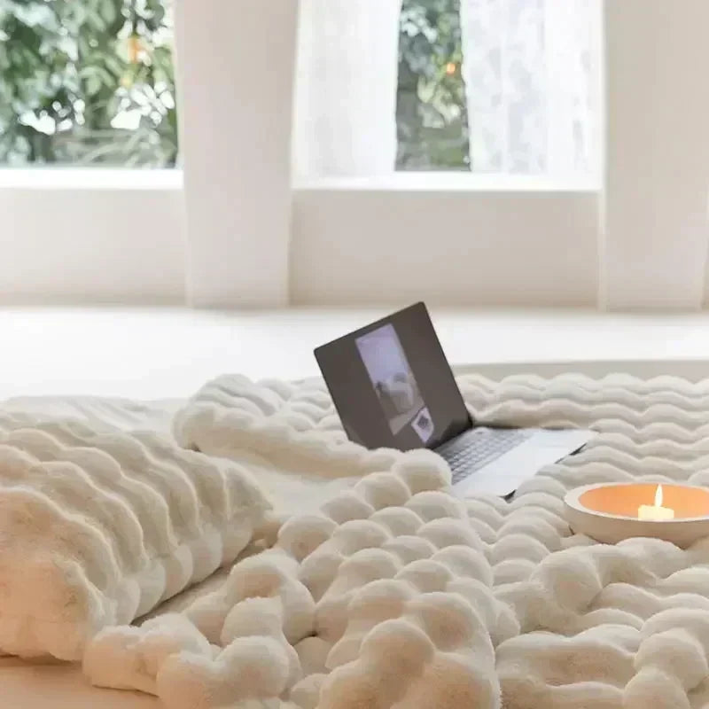 VeluLuxe – Tragbare Winter Kuscheldecke Kunstfell – Weich & stilvoll für Sofa & Reisen