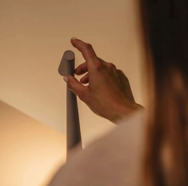 | Wiederaufladbare tragbare LED-Tischlampe