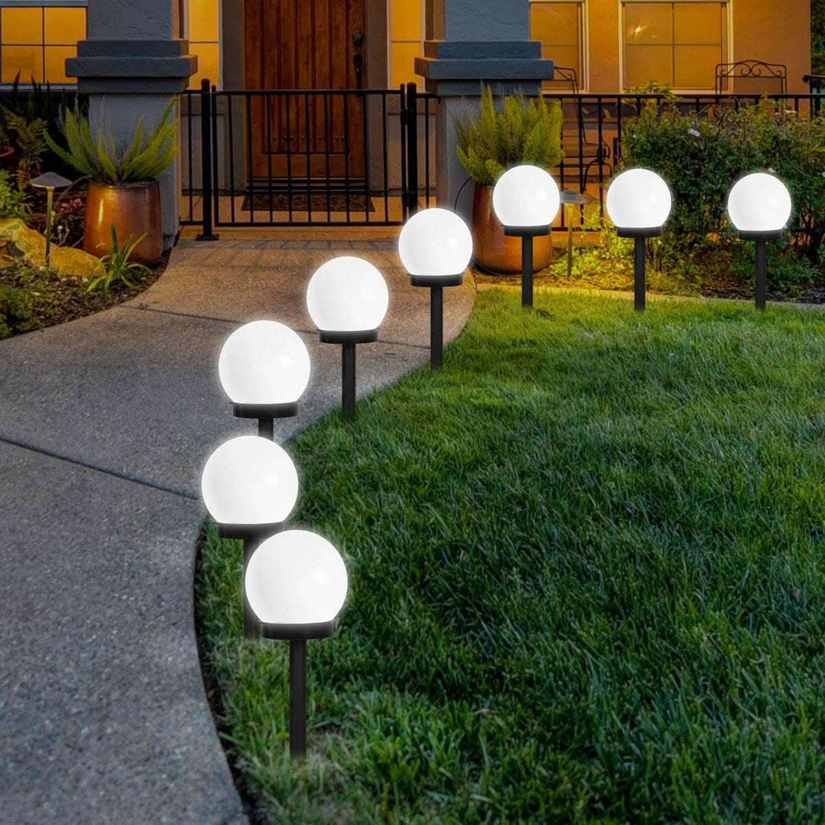 | Energieeffiziente und stilvolle Gartenbeleuchtung mit automatischer Lichtsteuerung